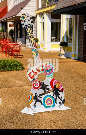 Tupelo Stadt Geschichte und Link zu Elvis mit Gitarre feiern Straße Skulptur geformt Stockfoto
