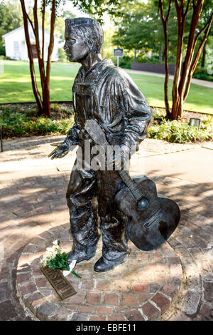 Statue von Elvis als kleiner Junge seine Fans auf einem Grundstück von seinem Geburtsort-Museum in Tupelo MS gewidmet Stockfoto