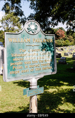 Historische Gedenktafel für William Faulkners letzte Ruhestätte in Oxford, Mississippi Stockfoto