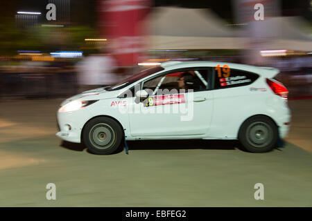 ISTANBUL, Türkei - 15. August 2014: Eytan Halfon mit Ford Fiesta R2 in feierlichen Beginn des Avis Bosporus Rallye Auto Stockfoto