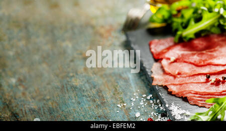 Rindercarpaccio auf dunklem Hintergrund Stockfoto