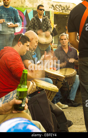 Tel-Aviv, Israel-27. Dezember 2013: eine Gruppe von Menschen spielen die Darbuka. Darbuka - ein Musikinstrument, häufig in den Ar Stockfoto