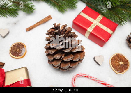 Tanne Kegel und Weihnachten Dekoration Stockfoto