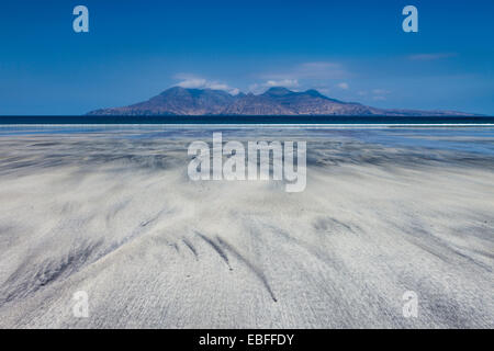 Die Insel Rúm gesehen von der Bucht von Laig auf der Insel Eigg, Inneren Hebriden, Schottland. Stockfoto