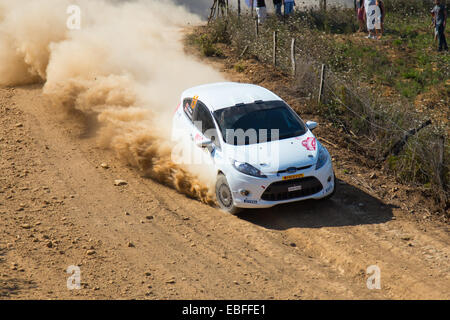 ISTANBUL, Türkei - 16. August 2014: Eytan Halfon Laufwerke Ford Fiesta R2 Auto bei Avis Bosporus Rallye, Mudarli Bühne Stockfoto