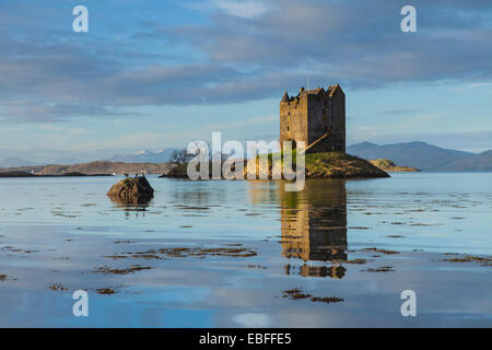 Castle Stalker bei Sonnenaufgang im Winter. Ein Schloss am Wasser an der Westküste Schottlands Stockfoto