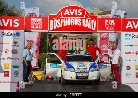 ISTANBUL, Türkei - 17. August 2014: Mehmet Civelek mit Fiat Palio Auto im Podium Zeremonie von Avis Bosporus Rallye Stockfoto