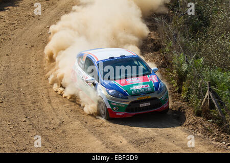 ISTANBUL, Türkei - 16. August 2014: Ferhat Tanribilir Laufwerke Ford Fiesta R2 Auto von Castrol Ford Team Turkiye in Avis Bosphorus R Stockfoto