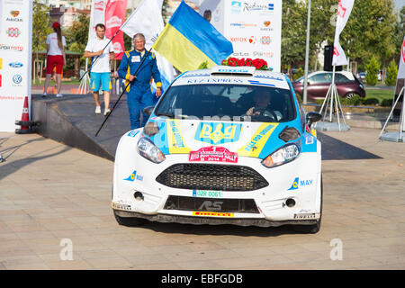 ISTANBUL, Türkei - 17. August 2014: Oleksandr Saliuk mit Ford Fiesta R5 Auto im Podium Zeremonie von Avis Bosporus Rallye Stockfoto