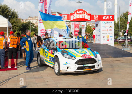 ISTANBUL, Türkei - 17. August 2014: Oleksandr Saliuk mit Ford Fiesta R5 Auto im Podium Zeremonie von Avis Bosporus Rallye Stockfoto