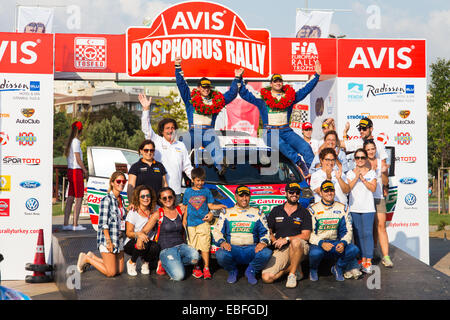 ISTANBUL, Türkei - 17. August 2014: Castrol Ford Team Turkiye in Siegerehrung des Avis Bosporus Rallye Stockfoto