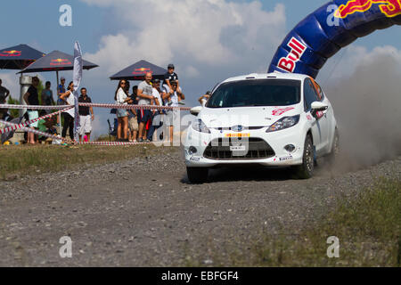 ISTANBUL, Türkei - 17. August 2014: Eytan Halfon Laufwerke Ford Fiesta R2 Auto bei Avis Bosporus Rallye, Gocbeyli Bühne Stockfoto