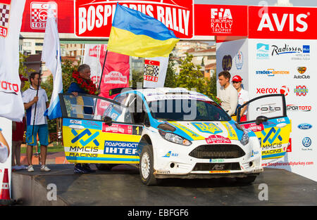 ISTANBUL, Türkei - 17. August 2014: Oleksandr Saliuk mit Ford Fiesta R5 Auto im Podium Zeremonie von Avis Bosporus Rallye Stockfoto