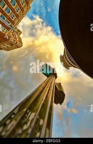 Niedrigen Winkel Aussicht auf Ampeln und Gebäude in Callao Platz. Madrid. Spanien Stockfoto