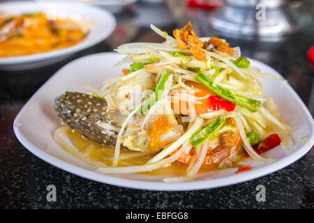 Papaya-Salat mit Krabben Stockfoto