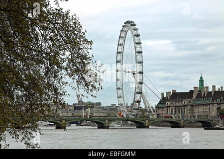 Blick auf die Millennium Wheel oder London Eye & Westminster Bridge, City of Westminster, größere London, England, Vereinigtes Königreich. Stockfoto