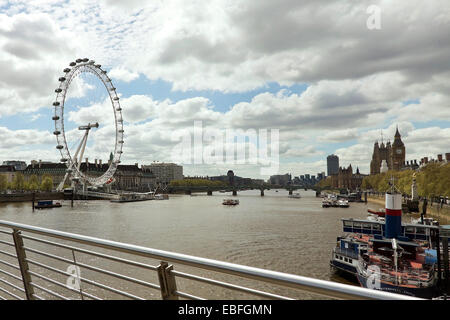 London, England, Vereinigtes Königreich: Blick auf The Millennium Wheel oder London Eye (links) und The Palace of Westminster und Big Ben (rechts). Stockfoto