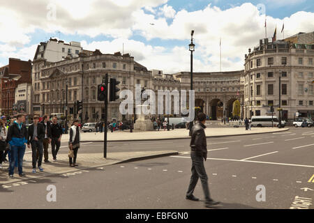 London, England, Vereinigtes Königreich: Blick vom Trafalgar Square auf Admiralty Arch - Bereitstellung von Straßen- und Zugang für Fußgänger in The Mall. Stockfoto