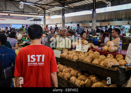 Volk und Stände am Pasar Khusus (Markt) Mandiri Blok M Kelapa Gading Jakarta Stockfoto