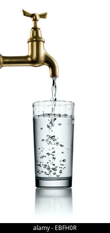 Still-Leben läuft Wasserhahn und Glas Wasser Stockfoto
