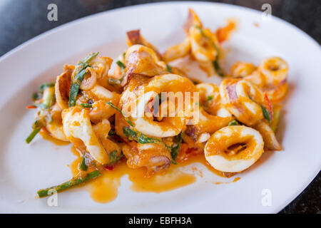 Gebratener Tintenfisch mit gesalzenem Eigelb rühren Stockfoto