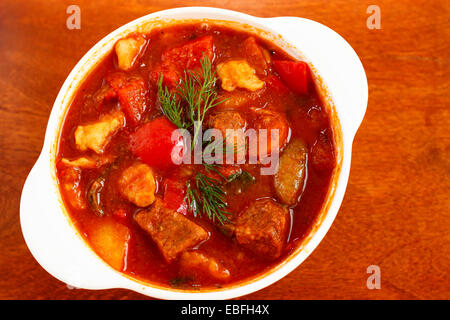 Gulaschsuppe im Suppenteller, traditionelle ungarische Abendessen Stockfoto