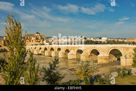 CORDOBA SPANIEN RÖMISCHE BRÜCKE ÜBER DEN FLUSS GUADALQUIVIR UND DIE MOSCHEE-KATHEDRALE MEZQUITA UND STADT AM ANDEREN ENDE Stockfoto