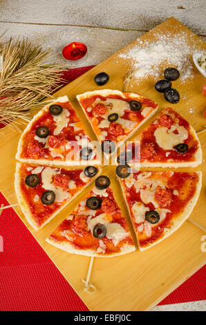 Funny Pizza mit Dreiecken angeordnet wie ein Weihnachtsbaum, Kind essen Stockfoto