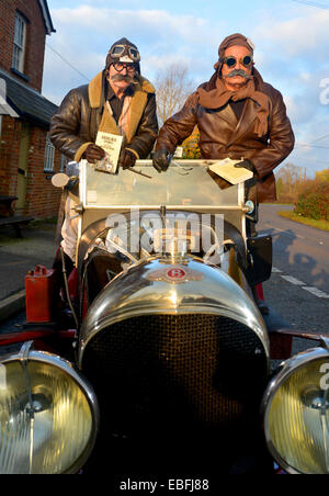 Claygate, Tonbridge, Kent, UK. 30. November 2014. Co-Authers Dave Muriel und Bruce Veness verkleiden als ihre literarischen Schöpfungen und steigen Sie an Bord ein 1922 Bentley, starten Sie ihr neue Buch "Gridlock Spumes und Case With No Name", eine Mischung aus Sherlock Holmes Krimi und Spike Milligan Humor an der White Hart Pub in der Nähe von Paddock Wood. Bildnachweis: Matthew Richardson/Alamy Live-Nachrichten Stockfoto