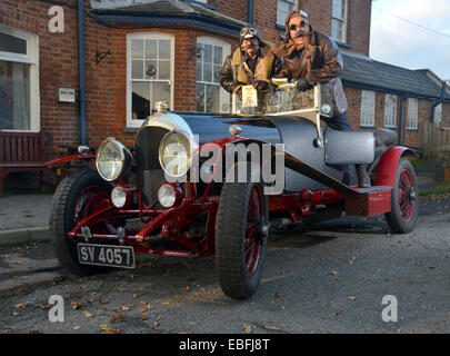 Claygate, Tonbridge, Kent, UK. 30. November 2014. Co-Authers Dave Muriel und Bruce Veness verkleiden als ihre literarischen Schöpfungen und steigen Sie an Bord ein 1922 Bentley, starten Sie ihr neue Buch "Gridlock Spumes und Case With No Name", eine Mischung aus Sherlock Holmes Krimi und Spike Milligan Humor an der White Hart Pub in der Nähe von Paddock Wood. Bildnachweis: Matthew Richardson/Alamy Live-Nachrichten Stockfoto