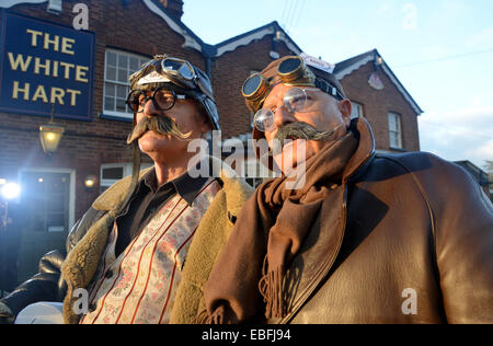 Claygate, Tonbridge, Kent, UK. 30. November 2014. Co-Authers Dave Muriel und Bruce Veness verkleiden als ihre literarischen Schöpfungen und steigen Sie an Bord ein 1922 Bentley, starten Sie ihr neue Buch "Gridlock Spumes und Case With No Name", eine Mischung aus Sherlock Holmes Krimi und Spike Milligan Humor an der White Hart Pub in der Nähe von Paddock Wood. Bildnachweis: Matthew Richardson/Alamy Live-Nachrichten Stockfoto