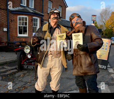 Claygate, Tonbridge, Kent, UK. 30. Dezember 2014. Co-Authers Dave Muriel und Bruce Veness verkleiden als ihre literarischen Schöpfungen und steigen Sie an Bord ein 1922 Bentley, starten Sie ihr neue Buch "Gridlock Spumes und Case With No Name", eine Mischung aus Sherlock Holmes Krimi und Spike Milligan Humor an der White Hart Pub in der Nähe von Paddock Wood. Bildnachweis: Matthew Richardson/Alamy Live-Nachrichten Stockfoto