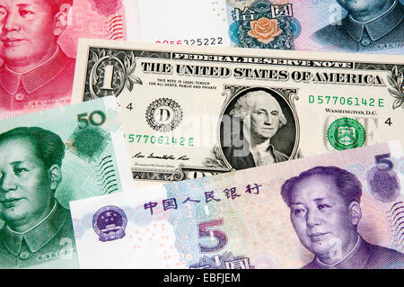 US-Dollar und chinesischen Yuan Banknoten Stockfoto