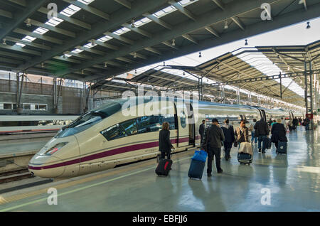MALAGA RAILWAY STATION SÜDSPANIEN MIT FLUGGÄSTEN EINEN RENFE OR AVE HIGH-SPEED-ZUG Stockfoto