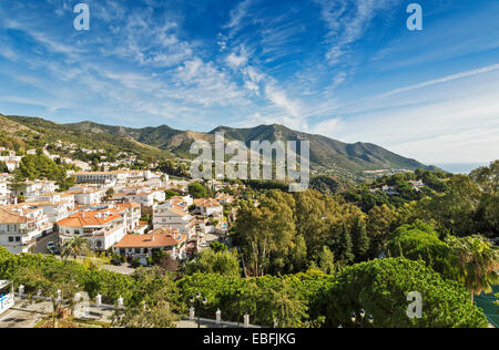 COSTA DEL SOL IN MIJAS PUEBLO HÄUSER, BÄUME UND BERGE SÜDSPANIEN Stockfoto