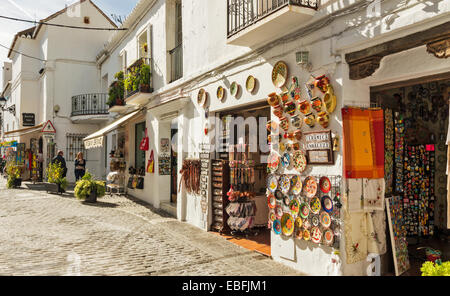 MIJAS PUEBLO SÜDSPANIEN STREET UND GESCHÄFTE MIT HAND GEMACHT UND BEMALTE KERAMIK Stockfoto