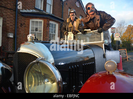 Claygate, Tonbridge, Kent, UK. 30. Dezember 2014. Co-Authers Dave Muriel und Bruce Veness verkleiden als ihre literarischen Schöpfungen und steigen Sie an Bord ein 1922 Bentley, starten Sie ihr neue Buch "Gridlock Spumes und Case With No Name", eine Mischung aus Sherlock Holmes Krimi und Spike Milligan Humor an der White Hart Pub in der Nähe von Paddock Wood. Bildnachweis: Matthew Richardson/Alamy Live-Nachrichten Stockfoto