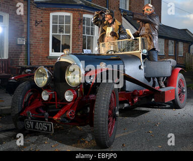 Claygate, Tonbridge, Kent, UK. 30. Dezember 2014. Co-Authers Dave Muriel und Bruce Veness verkleiden als ihre literarischen Schöpfungen und steigen Sie an Bord ein 1922 Bentley, starten Sie ihr neue Buch "Gridlock Spumes und Case With No Name", eine Mischung aus Sherlock Holmes Krimi und Spike Milligan Humor an der White Hart Pub in der Nähe von Paddock Wood. Bildnachweis: Matthew Richardson/Alamy Live-Nachrichten Stockfoto