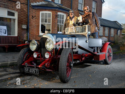 Claygate, Tonbridge, Kent, UK. 30. Dezember 2014. Co-Authers Dave Muriel und Bruce Veness verkleiden als ihre literarischen Schöpfungen und steigen Sie an Bord ein 1922 Bentley, starten Sie ihr neue Buch "Gridlock Spumes und Case With No Name", eine Mischung aus Sherlock Holmes Krimi und Spike Milligan Humor an der White Hart Pub in der Nähe von Paddock Wood. Bildnachweis: Matthew Richardson/Alamy Live-Nachrichten Stockfoto