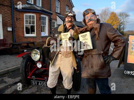 Claygate, Tonbridge, Kent, UK. 30. Dezember 2014. Co-Authers Dave Muriel und Bruce Veness verkleiden als ihre literarischen Schöpfungen und steigen Sie an Bord ein 1922 Bentley, starten Sie ihr neue Buch "Gridlock Spumes und Case With No Name", eine Mischung aus Sherlock Holmes Krimi und Spike Milligan Humor an der White Hart Pub in der Nähe von Paddock Wood. Bildnachweis: Matthew Richardson/Alamy Live-Nachrichten Stockfoto