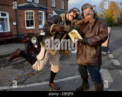 Claygate, Tonbridge, Kent, UK. 30. Dezember 2014. Co-Authers Dave Muriel und Bruce Veness verkleiden als ihre literarischen Schöpfungen und steigen Sie an Bord ein 1922 Bentley, starten Sie ihr neue Buch "Gridlock Spumes und Case With No Name", eine Mischung aus Sherlock Holmes Krimi und Spike Milligan Humor an der White Hart Pub in der Nähe von Paddock Wood. Bildnachweis: Matthew Richardson/Alamy Live-Nachrichten Stockfoto