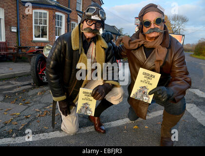 Claygate, Tonbridge, Kent, UK. 30. Dezember 2014. Co-Authers Dave Muriel und Bruce Veness verkleiden als ihre literarischen Schöpfungen und steigen Sie an Bord ein 1922 Bentley, starten Sie ihr neue Buch "Gridlock Spumes und Case With No Name", eine Mischung aus Sherlock Holmes Krimi und Spike Milligan Humor an der White Hart Pub in der Nähe von Paddock Wood. Bildnachweis: Matthew Richardson/Alamy Live-Nachrichten Stockfoto