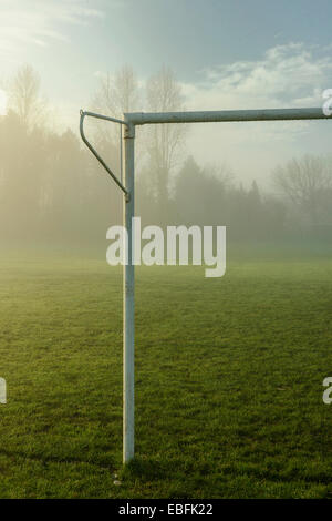 Fußball-Torpfosten öffentlichen Spielfeld nebligen Morgen UK Stockfoto