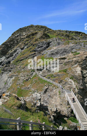 Die Insel mit den Schritten zum Tintagel castle (EH) Cornwall England UK Stockfoto