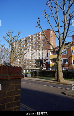 Einige von den sozialen Wohnungsbau um North Norland park London W11 mit seiner Vielfalt an interessante aktuelle bezahlbare Architektur Stockfoto