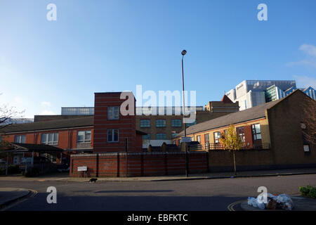 Einige von den sozialen Wohnungsbau um North Norland park London W11 mit seiner Vielfalt an interessante aktuelle bezahlbare Architektur Stockfoto