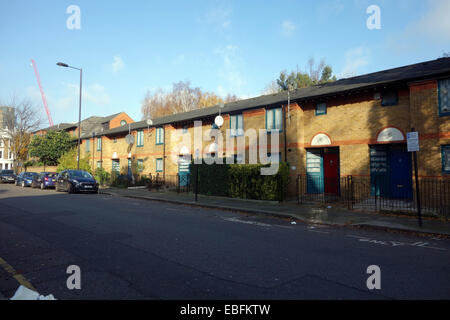 Einige von den sozialen Wohnungsbau um North Norland park London W11 mit seiner Vielfalt an interessante aktuelle bezahlbare Architektur Stockfoto