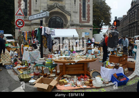 gemischte Sammlung von Krimskrams am Place du Temple Lille Braderie France Stockfoto