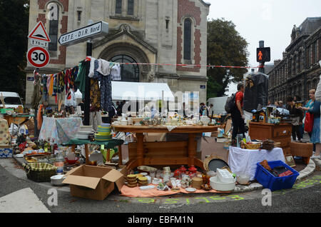 gemischte Sammlung von Krimskrams am Place du Temple Lille Braderie France Stockfoto