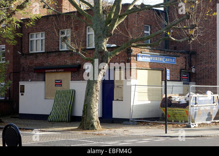 Einen anderen geschlossenen Pub am St Anne Rd W11; Während andere Attraktionen Horden von Menschen anzuziehen, sind lokale Pubs mit Brettern vernagelt Stockfoto